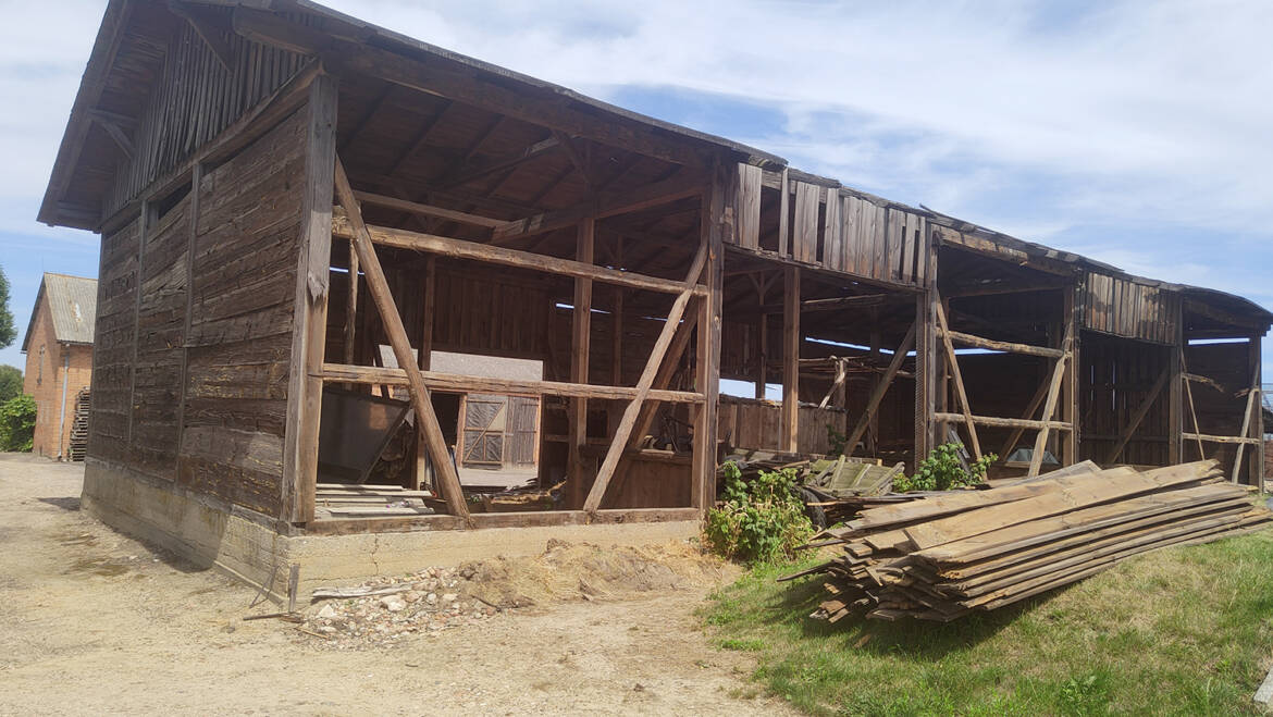 Rozbiórka drewnianej stodoły