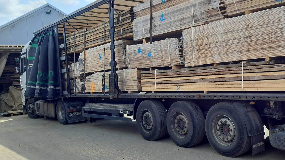 Transport starych desek i belek